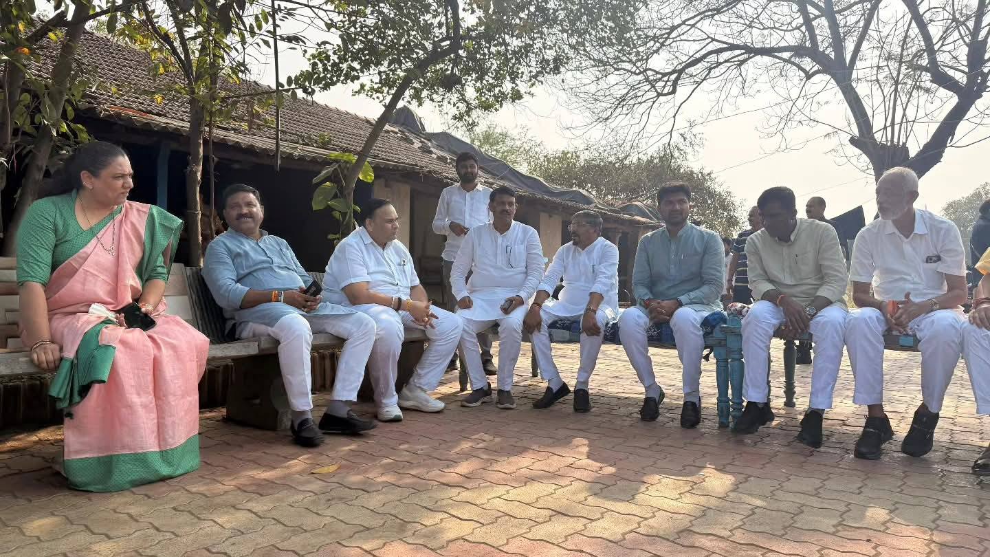 તા.૦૪-૦૧-૨૦૨૬ ના રોજ ભારતીય જનતા પાર્ટી, ગુજરાત પ્રદેશના નવનિયુક્ત મહામંત્રી અને દક્ષિણ ઝોનના પ્રભારી શ્રી ડૉ. પ્રશાંત કોરાટજી સાથે સુરત જિલ્લાના પ્રવાસ દરમિયાન, માંગરોળ તાલુકાના ડુંગરી ગામમાં શ્રી નરેશભાઈ લલ્લુભાઈ ગામીતના નિવાસસ્થાને આદિવાસી પરિવાર સાથે ભોજન લીધું.